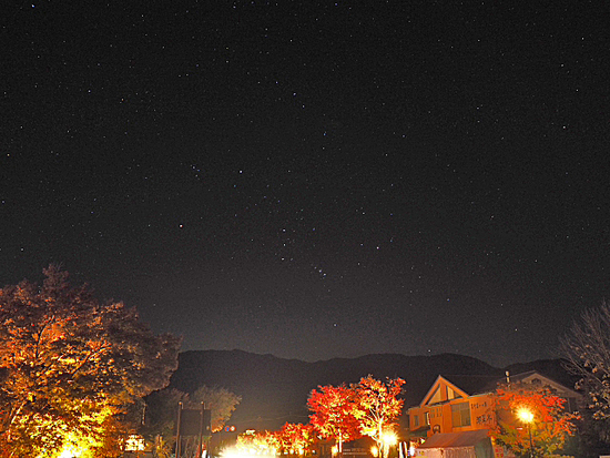 夜の河口湖　富士山シルエットと星空