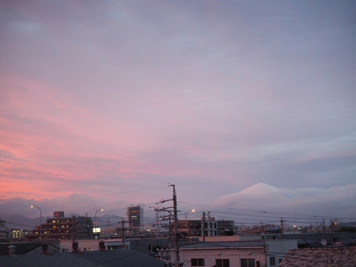 雪化粧したみたいな梅雨の合間の富士山