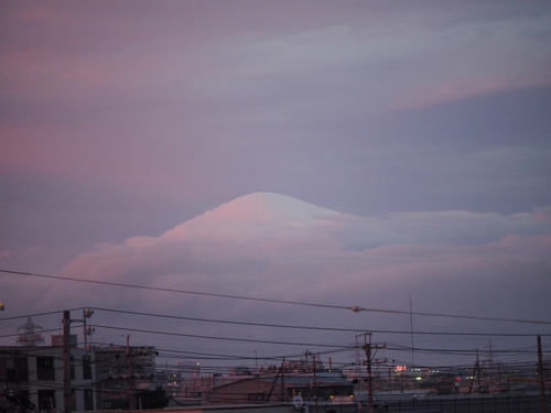 雪化粧したみたいな梅雨の合間の富士山