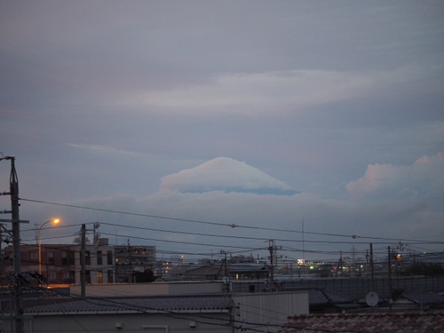 雪化粧したみたいな梅雨の合間の富士山