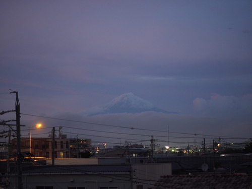 雪化粧したみたいな梅雨の合間の富士山