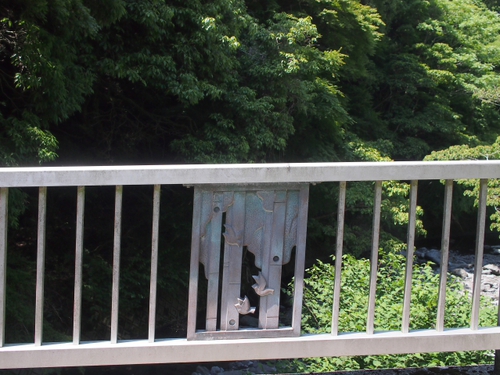 可愛い動物に出会える山の中の静かな橋