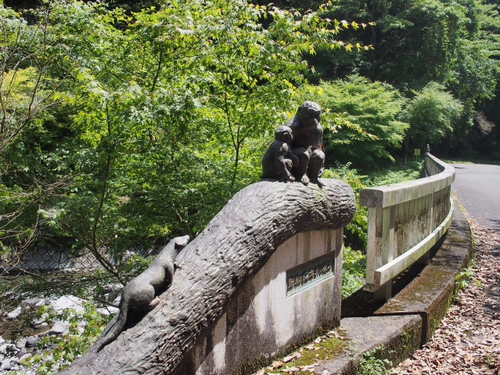 可愛い動物に出会える山の中の静かな橋