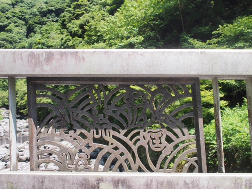 可愛い動物に出会える山の中の静かな橋