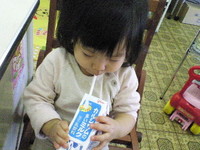 ミルク飲むのだ 2007/10/28 11:42:58