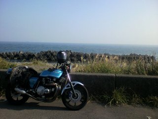 バイクで海岸線を