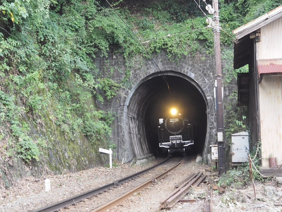 ＳＬがトンネルからやって来る瞬間♪　