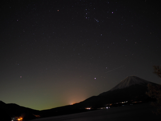 本栖湖の夜　富士山とオリオン座