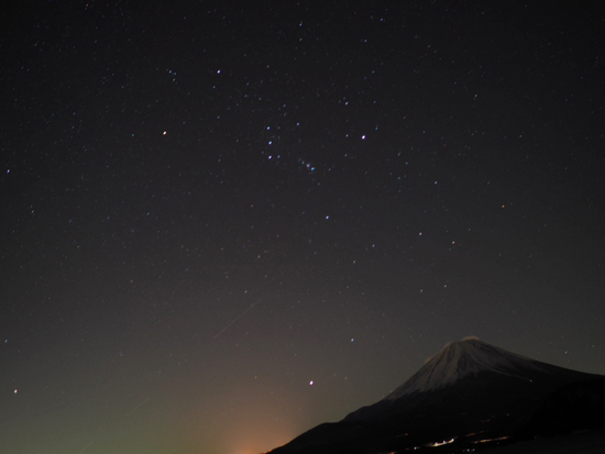 本栖湖の夜　富士山とオリオン座