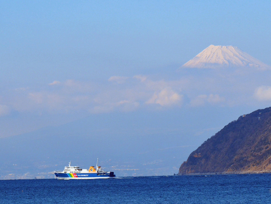 カーフェリーと富士山　そしてビンテージカーとニャン吉達・・・・・