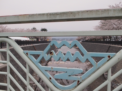 河口湖　桜まつり　　富士山薄っすら・・・・・・