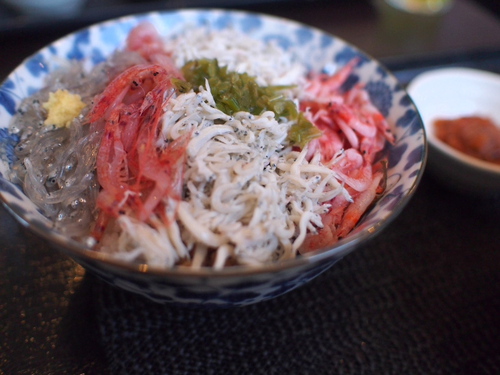 生と茹で桜エビ＆しらすの二色丼　ごはん屋さくら