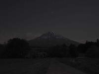 朝霧で　富士山と星空