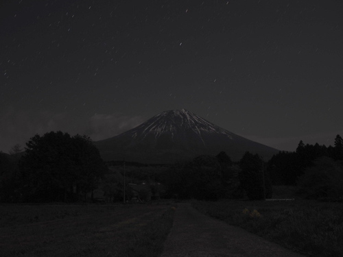 朝霧で　富士山と星空