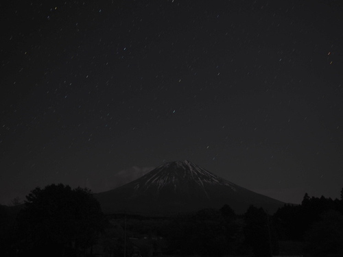 朝霧で　富士山と星空