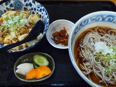 毎度おなじみ～ごはん屋さくら　豆腐の日でマーボー丼が付いた　そば定を食べる。
