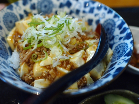 毎度おなじみ～ごはん屋さくら　豆腐の日でマーボー丼が付いた　そば定を食べる。