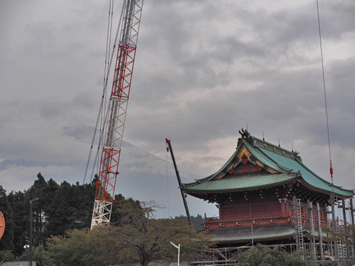 クレーンと三門と富士山　　○○寺・・・・・・。　