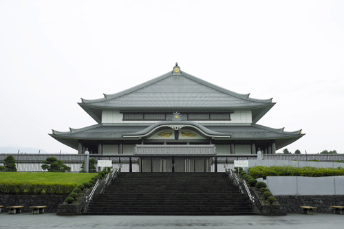 クレーンと三門と富士山　　○○寺・・・・・・。　