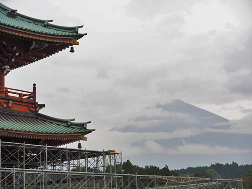クレーンと三門と富士山　　○○寺・・・・・・。　