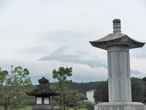 クレーンと三門と富士山　　○○寺・・・・・・。　