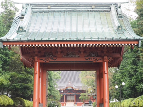 クレーンと三門と富士山　　○○寺・・・・・・。　