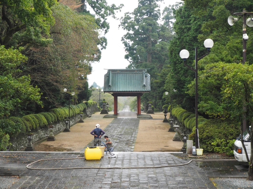 クレーンと三門と富士山　　○○寺・・・・・・。　