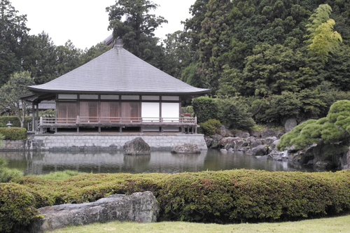 クレーンと三門と富士山　　○○寺・・・・・・。　