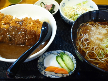 24日まで大阪で駿河の味が食べられるよ！！　ごはん屋さくら　最初の写真はこの日のそば定　マグロカツカレー