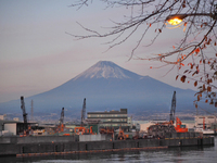 工場と富士山と夕日・・・・　田子の浦
