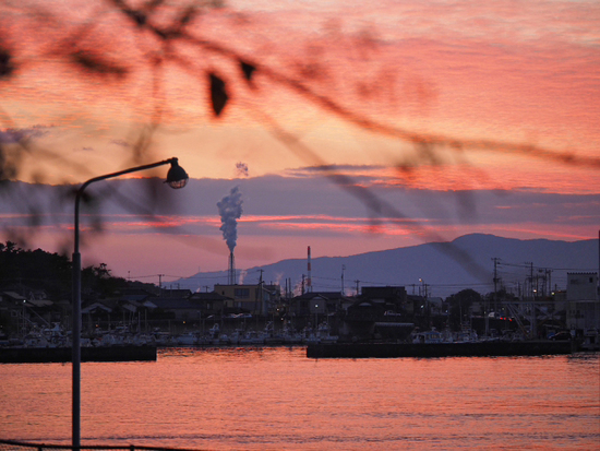 工場と富士山と夕日・・・・　田子の浦