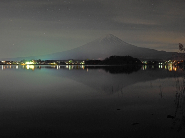 星の雫のススキ　夜の富士山　　河口湖　大石公園