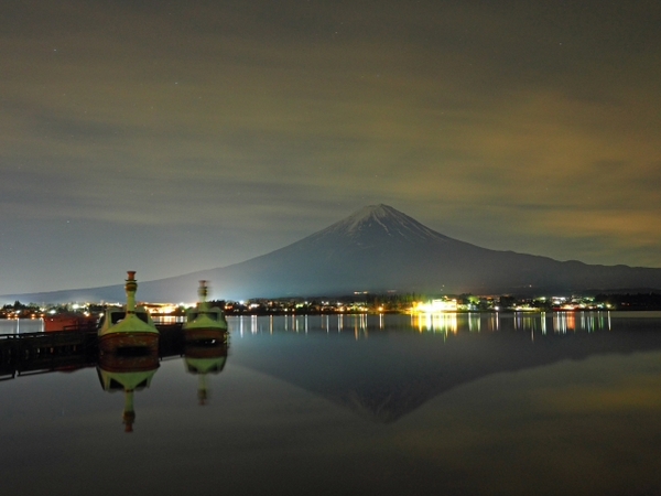 星の雫のススキ　夜の富士山　　河口湖　大石公園