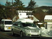 車の屋根に雪をのっけたまま走るのは　危険だって～！！