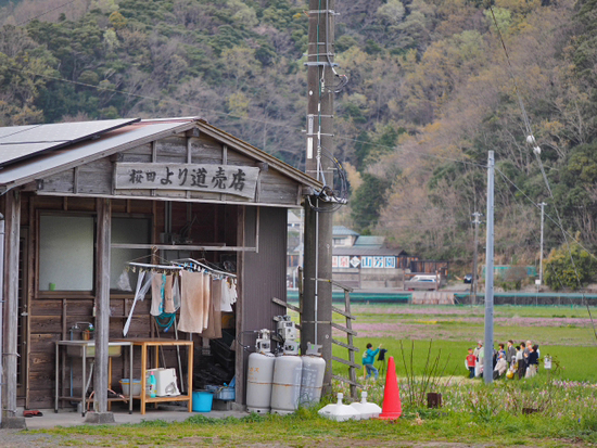 傑作かかしNO1　和やかな記念写真　ドラマがある！面白い！凝ってる！　松崎町