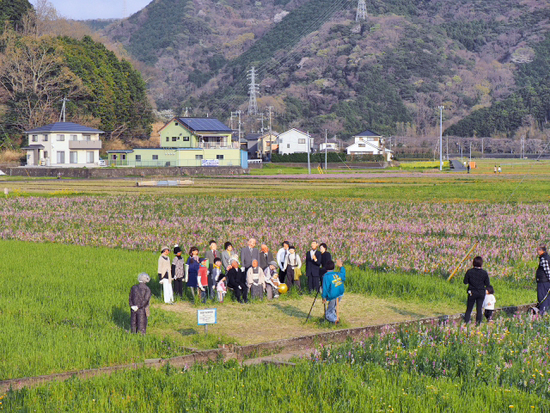 傑作かかしNO1　和やかな記念写真　ドラマがある！面白い！凝ってる！　松崎町