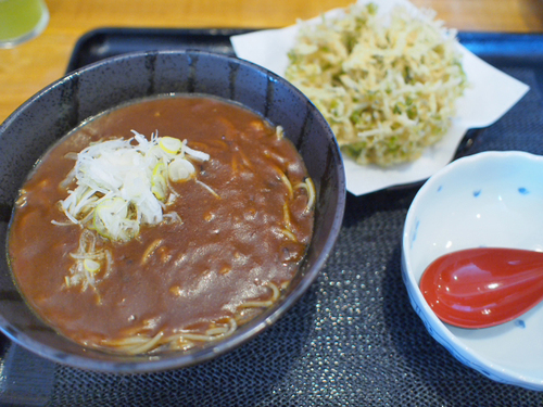 カレー蕎麦とシラスのかき揚げ　　毎度のごはん屋さくらです♪