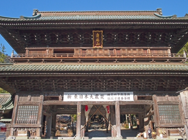 身延山久遠寺　三門より