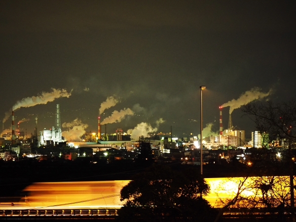 遠くから眺める富士の工場　夜の富士川SA