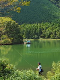 9月上旬の田貫湖湖畔　釣り人　紅葉まであと少し　
