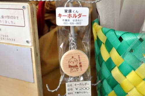 天竜材の割り箸と家康くんグッズ