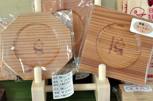 天竜材の割り箸と家康くんグッズ