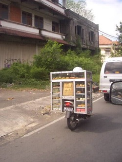 バリ島　バイクの移動パン屋さん　恐いパンの話