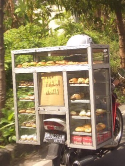 バリ島　バイクの移動パン屋さん　恐いパンの話