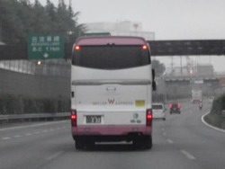 東名の朝は　バスがいっぱい♪