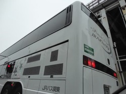 東名の朝は　バスがいっぱい♪