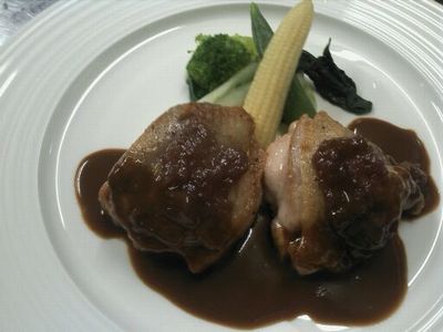 チキンのソテーいちぢくのコンフィ添え　フォアグラ入りのソース