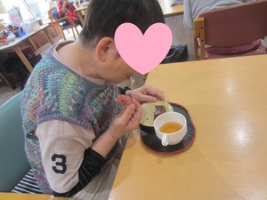 思わず、グー
