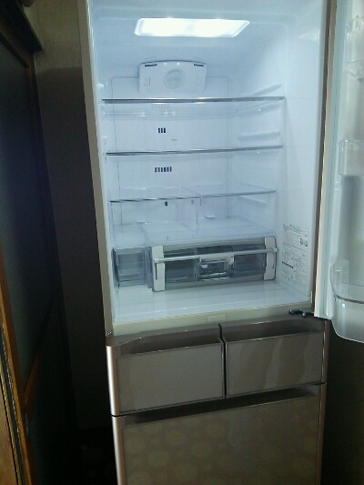 めちゃくちゃ急な階段でも冷蔵庫を2階に丁寧に設置してきましたよ 