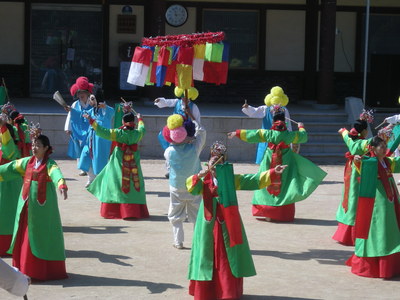 広場での踊り　11